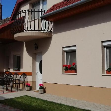 Radek Vendeghaz Es Apartman Halaszi Ngoại thất bức ảnh
