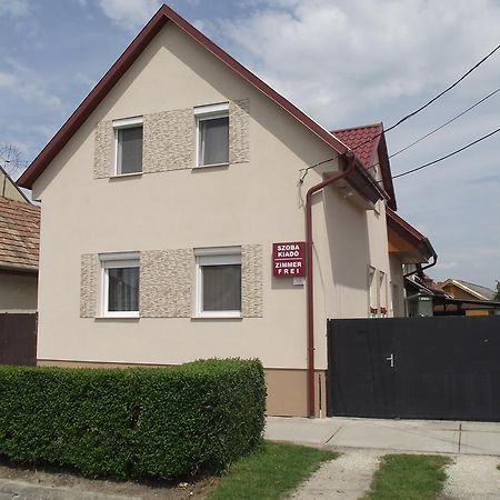 Radek Vendeghaz Es Apartman Halaszi Ngoại thất bức ảnh