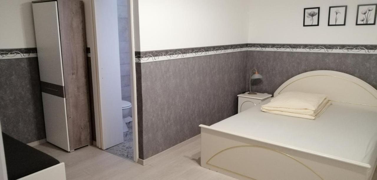 Radek Vendeghaz Es Apartman Halaszi Ngoại thất bức ảnh