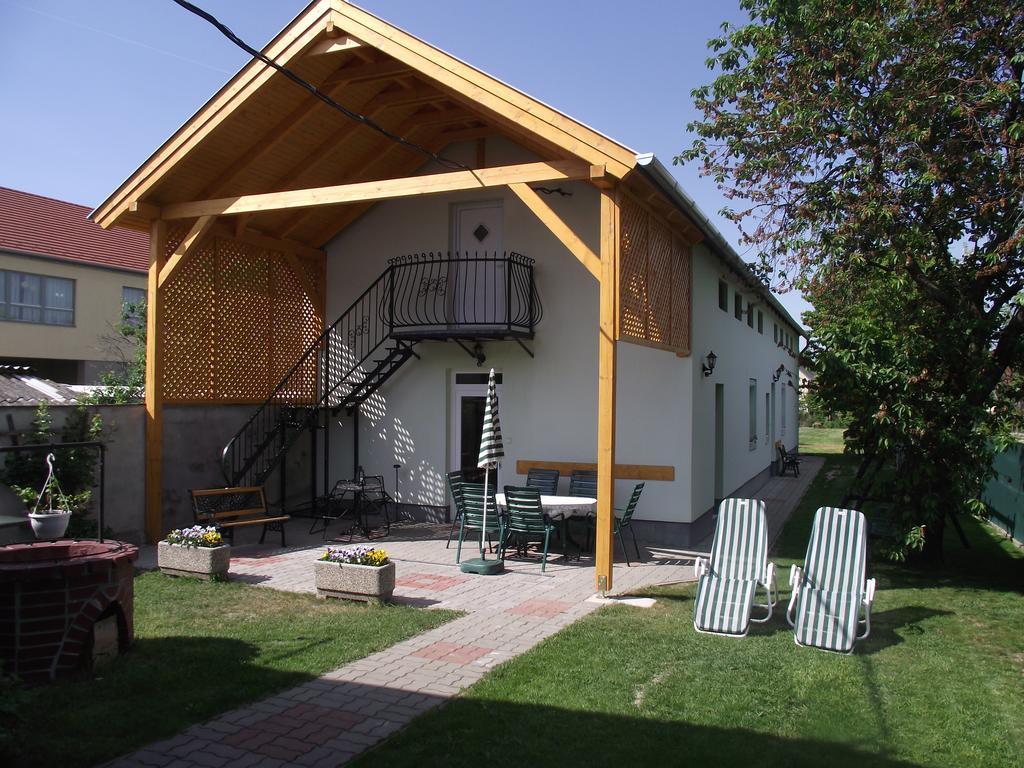 Radek Vendeghaz Es Apartman Halaszi Ngoại thất bức ảnh