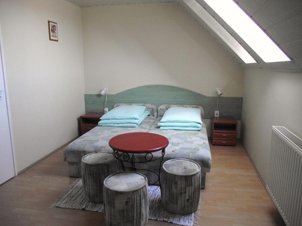 Radek Vendeghaz Es Apartman Halaszi Ngoại thất bức ảnh